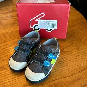 See Kai Run Russell size 9 sneakers